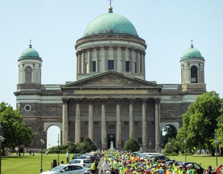 Mindszenty bíborosra emlékeztek Esztergomban – a Főegyházmegye iskolásainak részvételével