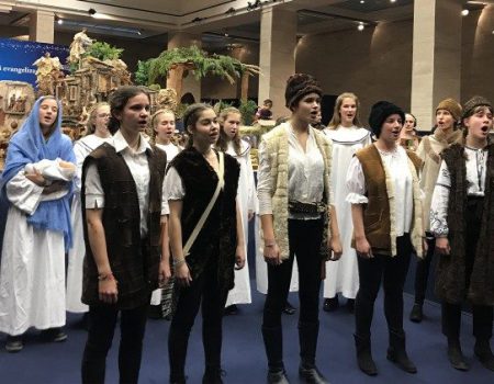 100 Betlehem kiállítás a Vatikánban – a Kodály diákjaival