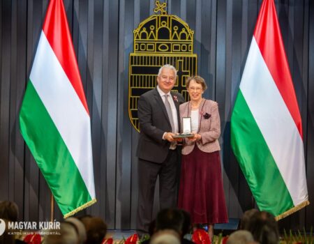 Tőkés Mária Tünde tanárnő kitüntetése